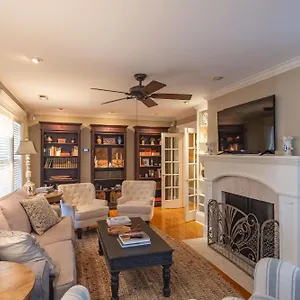  Holiday home Southern Elegance In Heart Of